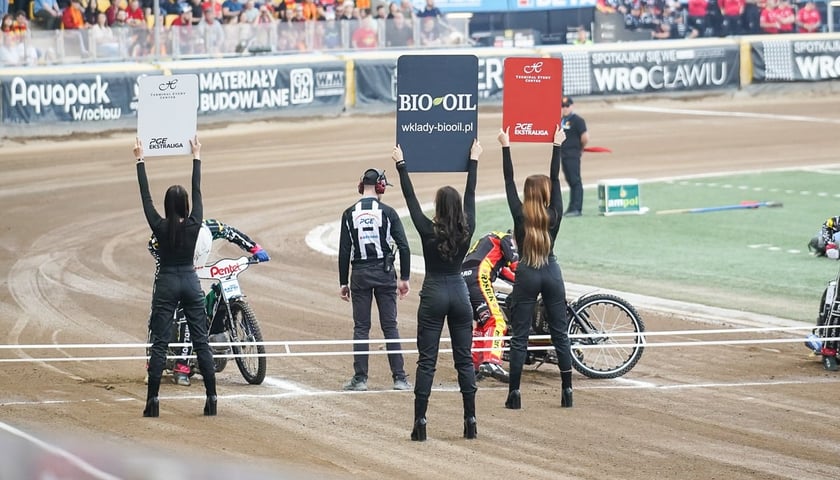 Żużlowcy Betard Sparty Wrocław i Falubazu Zielona Góra ścigają się na torze na Stadionie Olimpijskim na inaugurację sezonu 2024 PGE Ekstraligi