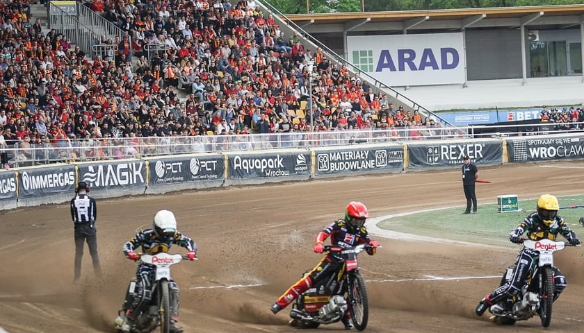 Żużlowcy Betard Sparty Wrocław i Falubazu Zielona Góra ścigają się na torze na Stadionie Olimpijskim na inaugurację sezonu 2024 PGE Ekstraligi