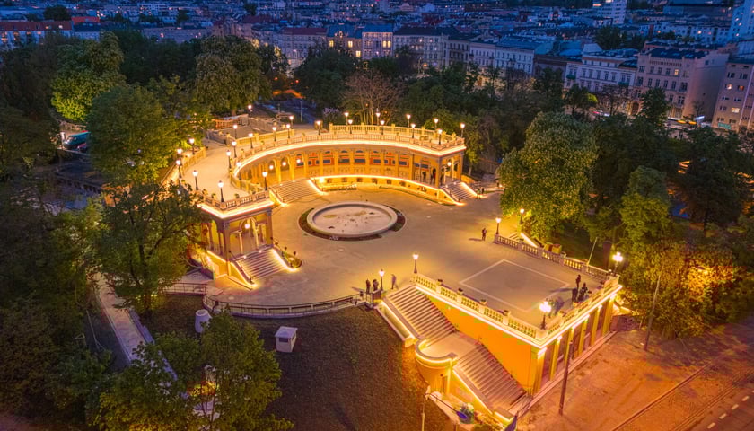 Bastion Sakwowy nocą na zdjęciach z drona