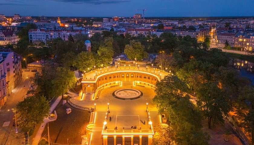 Rozświetlony Bastion Sakwowy nocą 