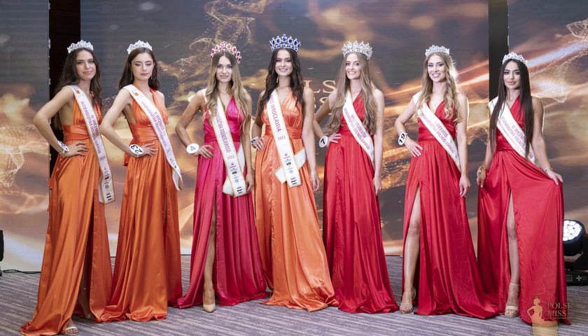 <p>Laureatki 2023, wśr&oacute;d nich Amanda Bialic (trzecia od lewej) i Paulina Budyś (pierwsza od prawej)</p>