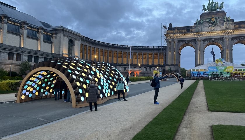 Rozświetlony pawilon Caterpillar na wystawie Mistrzowie architektury w parku du Cinquantenaire w Brukseli