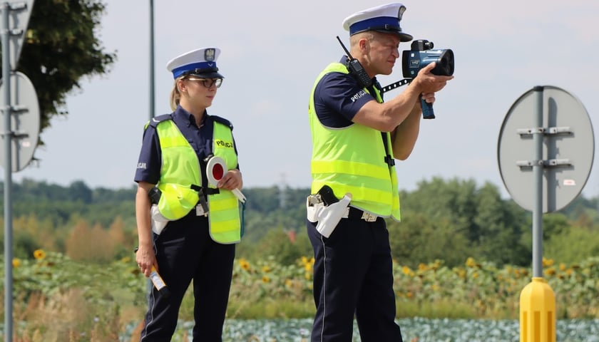 Patrol Policji drogowej z radarem - podczas akcji "Prędkość" nie jest to rzadki widok. 