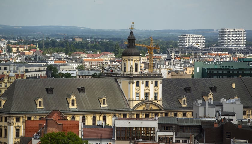 Panorama Wrocławia, widok z wieży kościoła. W centrum kadru dach gmachu głównego Uniwersytetu Wrocławskiego. Zdjęcie ilustracyjne