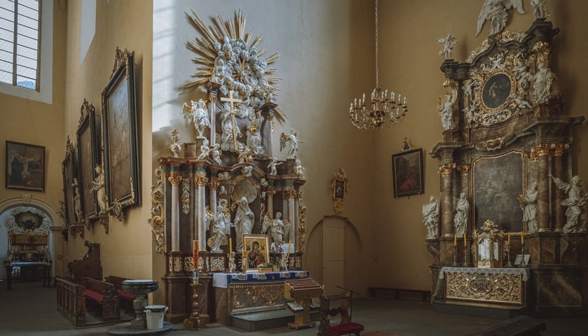 <p>Kości&oacute;ł klasztorny pw. Wniebowzięcia Najświętszej Marii Panny i św. Jakuba Starszego, wnętrze, barokowe ołtarze boczne</p>