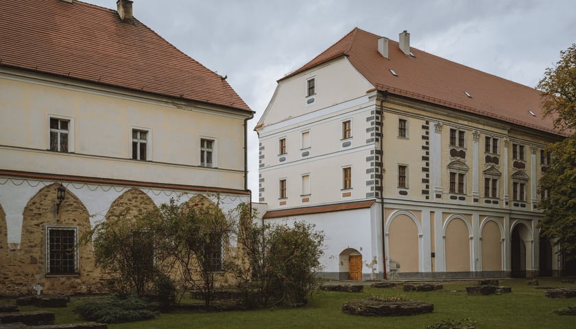 <p>Pałac opacki i oficyna klasztorna przebudowane pod kon. XVII wieku</p>