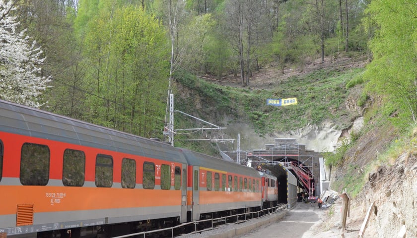 Prace w tunelu kolejowym koło Trzcińska. Na zdjęciu pociąg i tunel widoczny w dalszej części zdjęcia