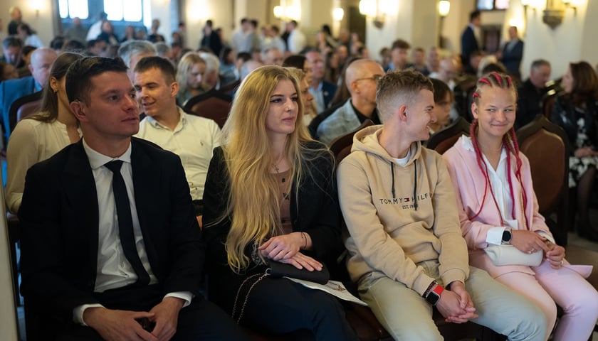 Uczestnicy uroczystości przyznania nagród za wybitne wyniki sportowe w 2023 roku.