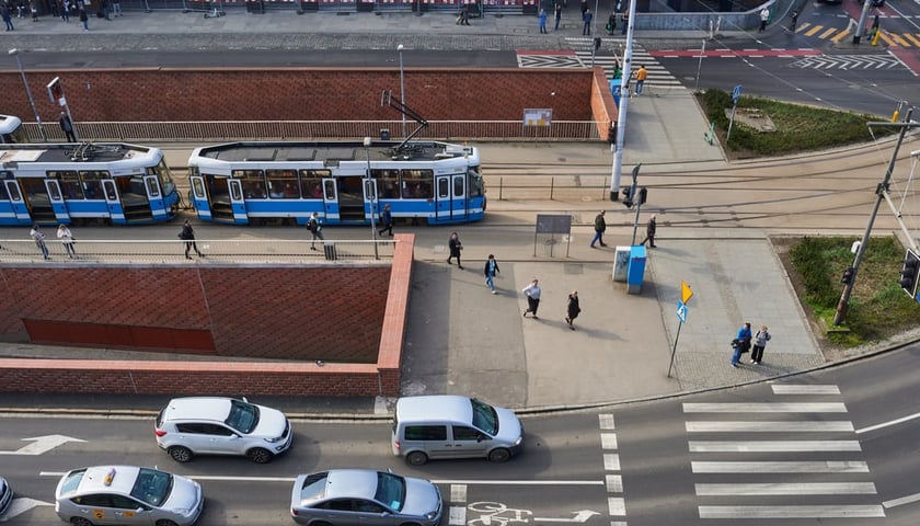 Plac Dominikański we Wrocławiu. Na zdjęciu widać wjazd i wyjazd z tuneli oraz samochody na górze, na drodze, która biegnie nad tunelami