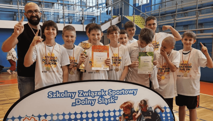 Zespół Szkoły Podstawowej nr 95 z Wrocławia - mistrzowie Dolnego Śląska w koszykówce U-13 szkół podstawowych. 
