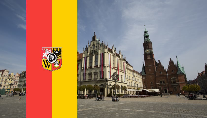 Ratusz i flaga Wrocławia - zdjęcie ilustracyjne