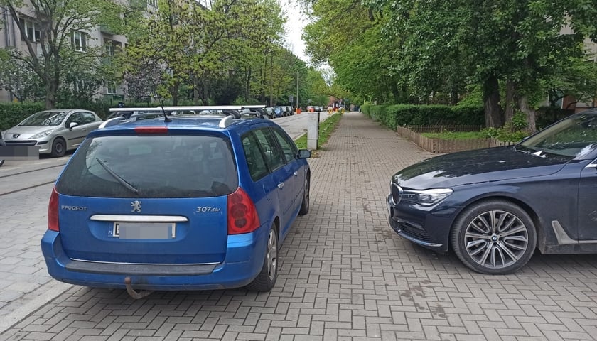 <p>Przykłady niezgodnego z prawem parkowania</p>