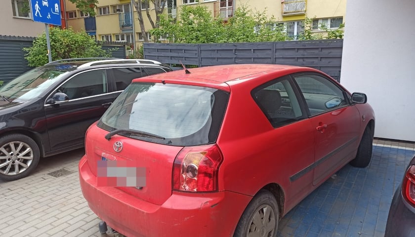 <p>Przykłady niezgodnego z prawem parkowania</p>