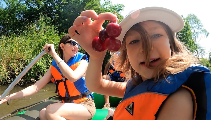 Spływ. Na pierwszym planie dziecko, dalej kobieta