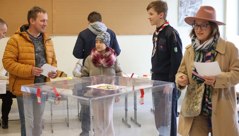 Druga tura wyborów samorządowych we Wrocławiu, 21.04.2024. Na zdjęciu wyborcy w lokalu wyborczym