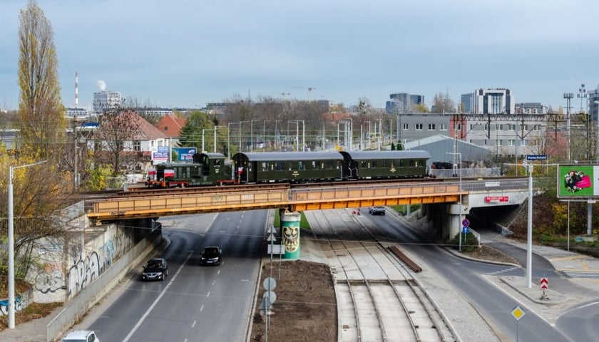 Pociąg retro we Wrocławiu - na zdjęciu widać pociąg na wiadukcie kolejowym nad drogą
