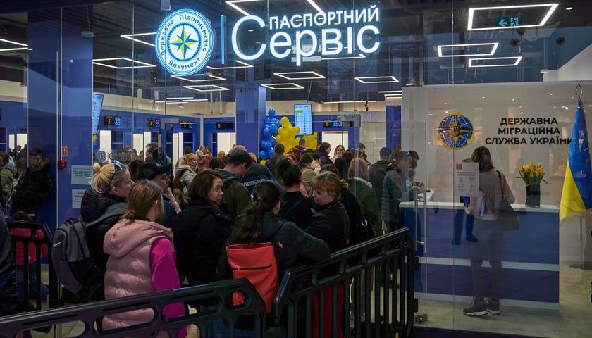 Punkt paszportowy dla Ukraińców w Pasażu Grunwaldzkim. Na zdjęciu widać tłum w kolejce do punktu paszportowego