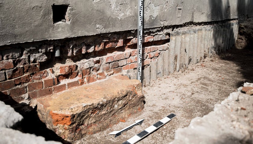 <p>Stary Refektarz we Wrocławiu, badania archeologiczne</p>