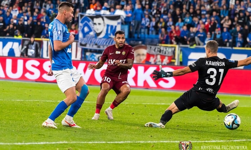 Nahuel Leiva strzela na bramkę Ruchu Chorzów w jesiennym meczu na Stadionie Śląskim