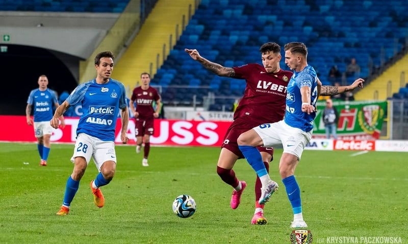 Erik Exposito i piłkarze Ruchu Chorzów w jesiennym meczu na Stadionie Śląskim