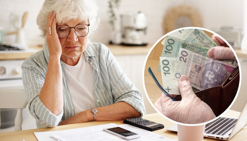 Starsza kobieta w okularach siedzi przy stole, na którym leżą dokumenty i kalkulator, w kółku - dłoń z banknotami, zdjęcie ilustracyjne 