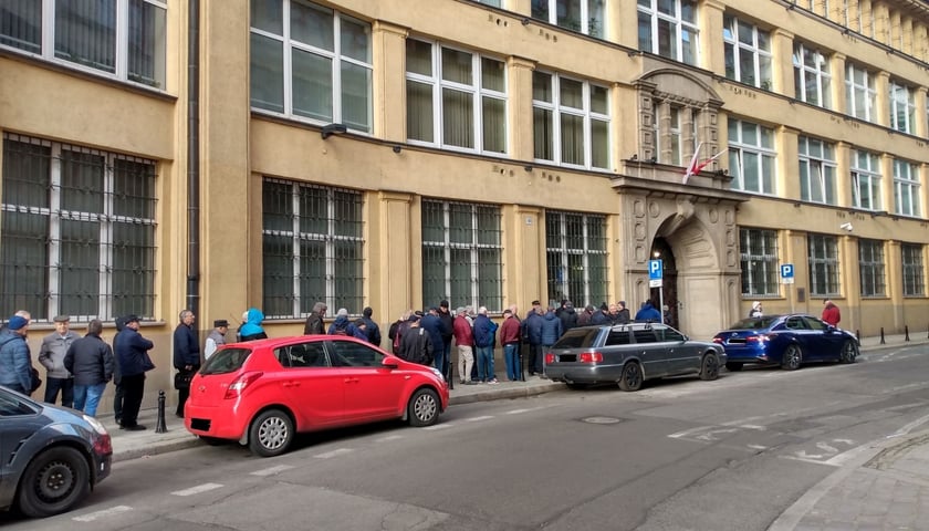 Kolejka przed Narodowym Bankiem Polskim we Wrocławiu, czwartek 25.04.2024