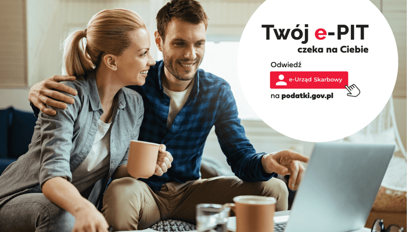 Uśmiechnięta para siedzi przed laptopem. W kółeczku napis "Twój e-PIT czeka na Ciebie. Odwiedź e-Urząd Skarbowy na podatki.gov.pl" / zdjęcie ilustracyjne