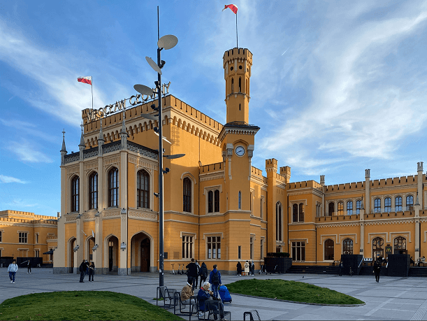 Dworzec kolejowy Wrocław Główny po remoncie generalnym z roku 2012 z elewacją w kolorze pomarańczowy ugier