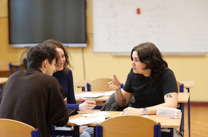 Michał, Maja i Sabina z kl. 4h z IX LO przy ul. Piotra Skargi dyskutują o maturalnym zadaniu z matematyki
