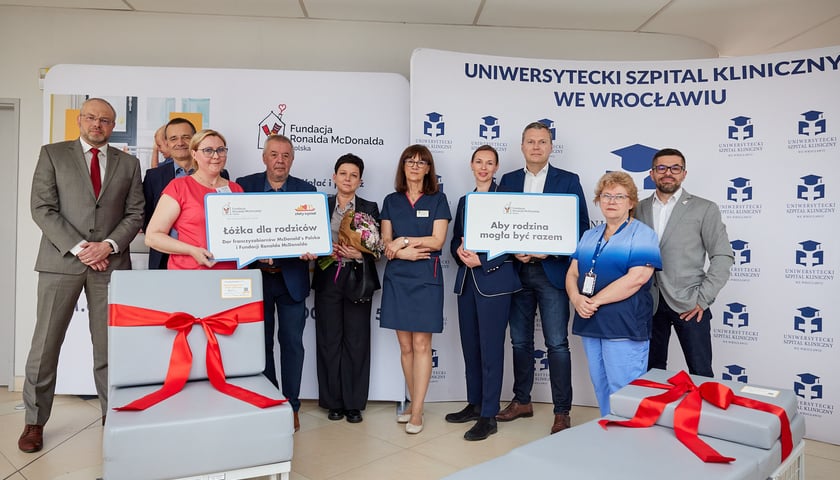 Przekazanie łóżek dla rodziców pacjentów USK we Wrocławiu
