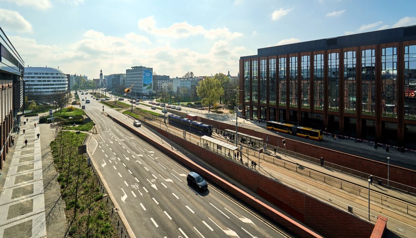 Na zdjęciu widok na wjazd do tuneli na placu Dominikański między Galerią Dominikańską a biurowcem PZU