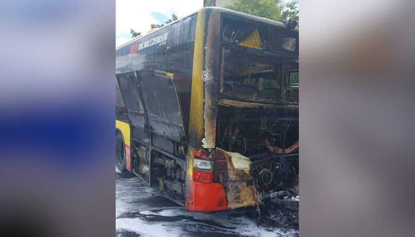 Na zdjęciu autobus firmy Michalczewski po ugaszeniu pożaru