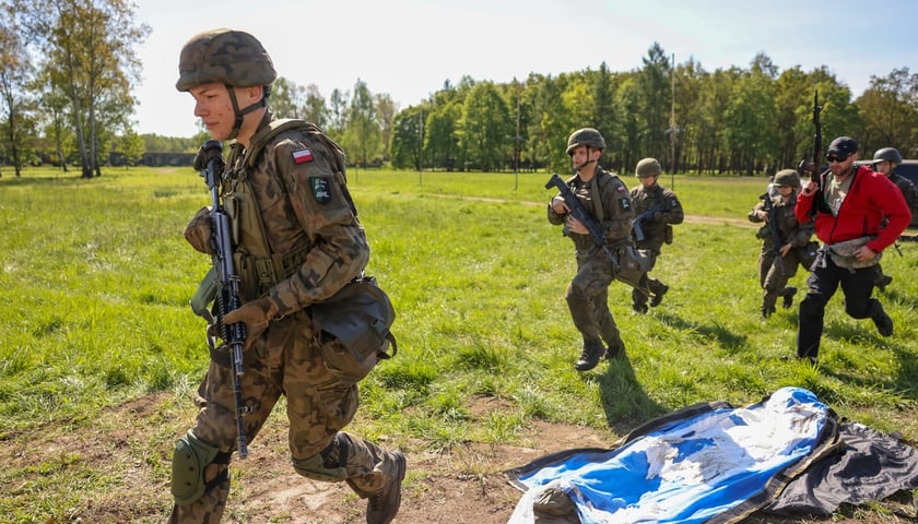 Ćwiczenia w szkole oficerskiej realizowano na podstawie doświadczeń z frontu w Ukrainie