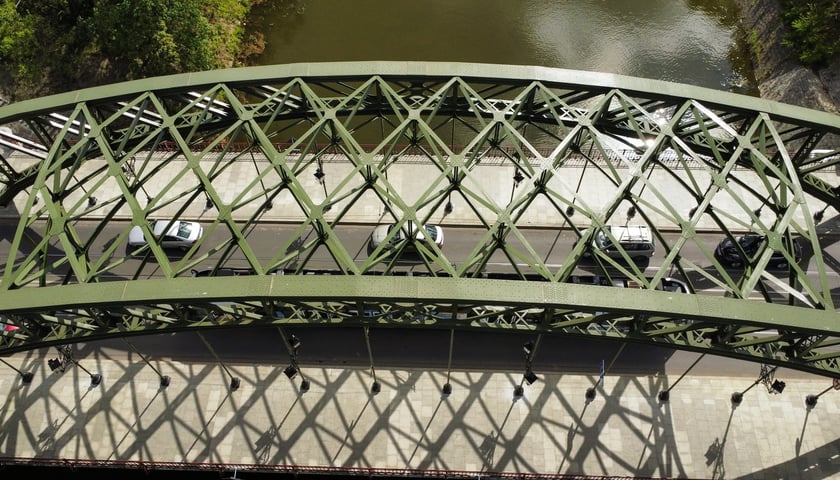 Widok z góry na zieloną kratownicę mostu Zwierzynieckiego po remoncie, 26 kwietnia 2024