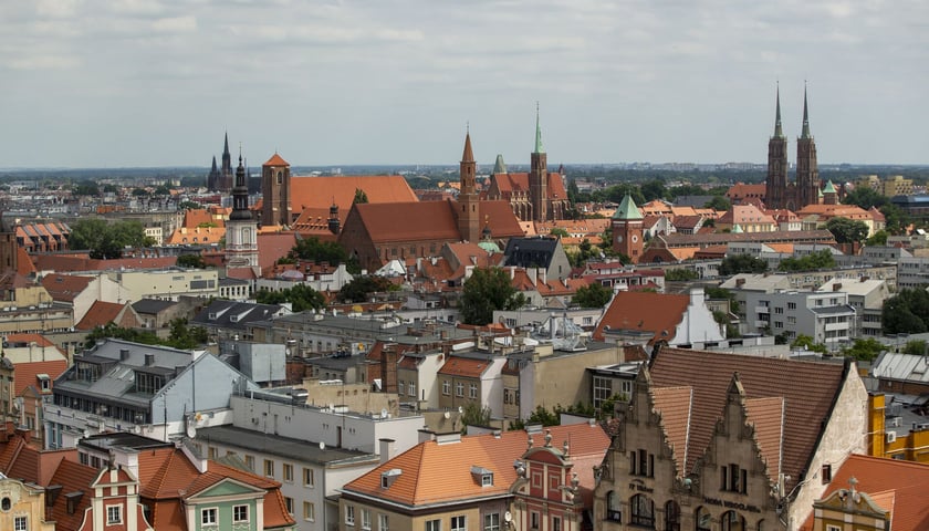 Wrocław, panorama miasta - widok z wieży ratuszowej. Zdjęcie ilustracyjne