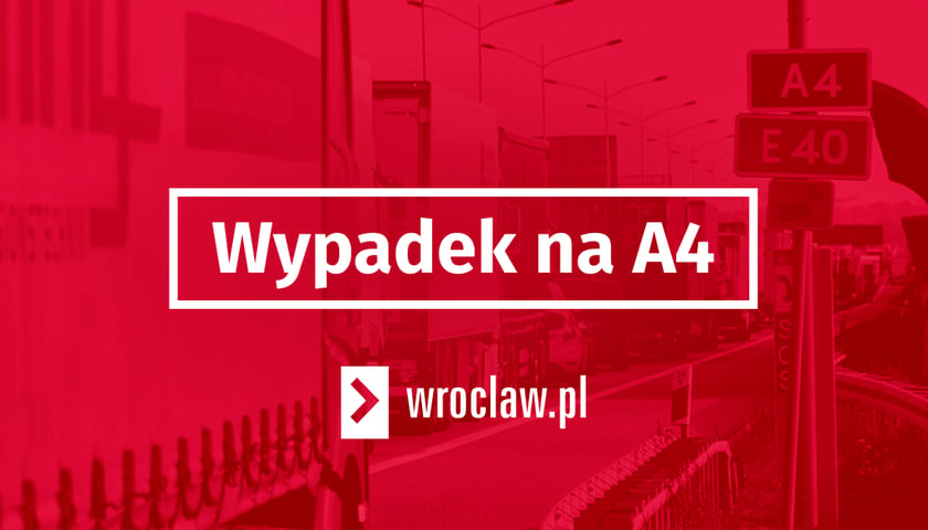 Czerwona plansza z białą ramką z napisem "wypadek na a4"