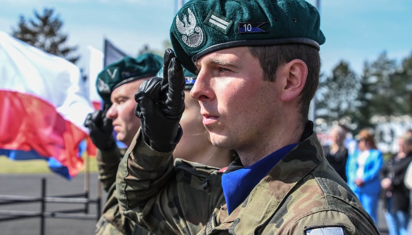 Salutujący żołnierz, przysięga w 10 Brygadzie Łączności, 28.04.2024