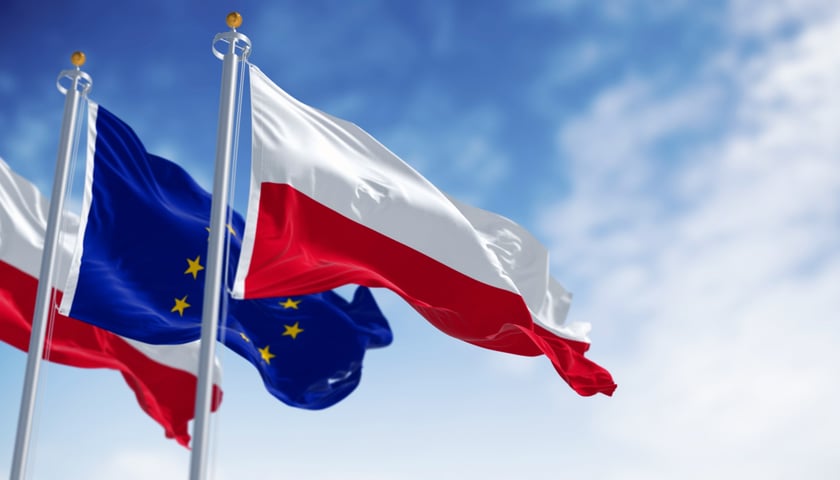 Na zdjęciu flagi Polski i Unii Europejskiej. 