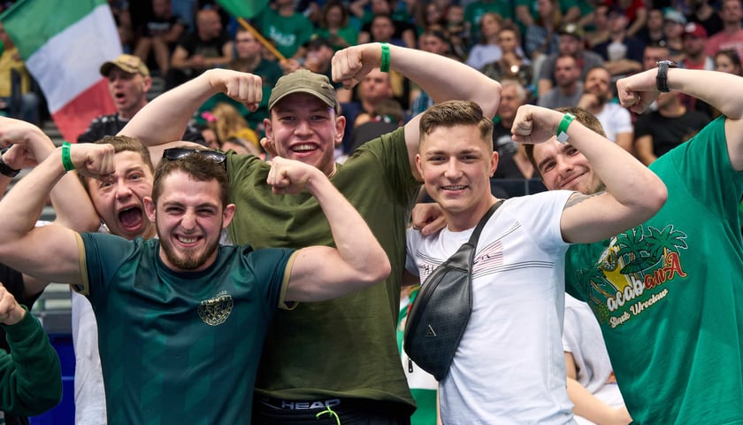 Grupa cieszących się fanów Śląska na meczu piłki ręcznej w Orbicie 