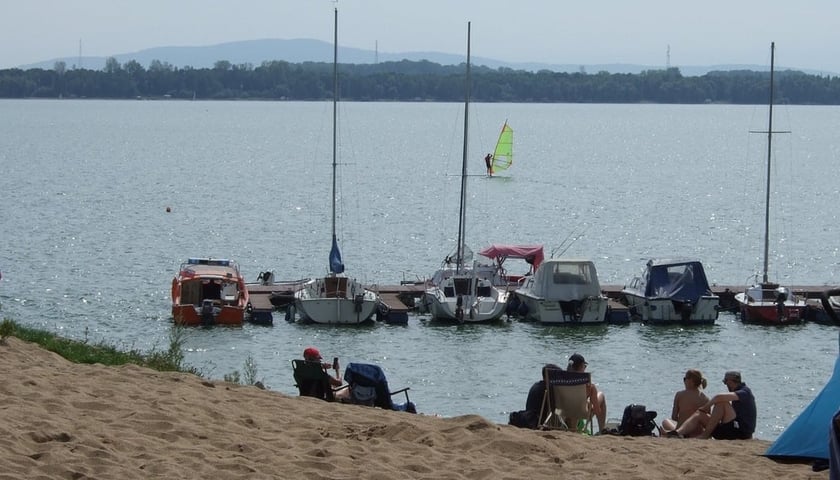 Na zdjęciu Zalew Mietkowski. To największe jezioro na Dolnym Śląsku.