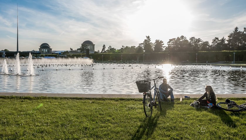 Paar odpoczywa nad pergolą we Wrocławiu