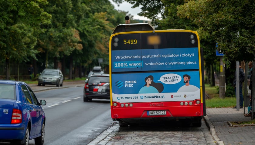 Zmiany w organizacji ruchu na Maślicach dotkną również pasażerów MPK. Na zdjęciu autobus MPK Wrocław