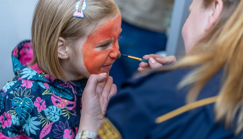 Malowanie twarzy dziecka podczas pikniku. Zdjęcie ilustracyjne