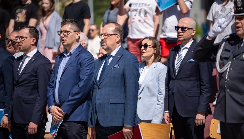 <p>Uroczystości 20-lecia wstąpienia Polski do Unii Europejskiej, przed Urzędem Wojew&oacute;dzkim</p>