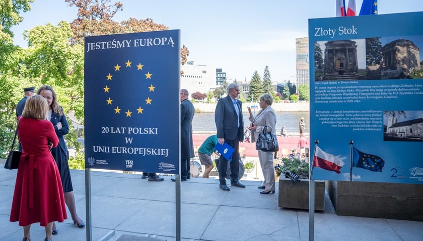 Uroczystości 20-lecia wstąpienia Polski do Unii Europejskiej, przed Urzędem Wojew&oacute;dzkim
