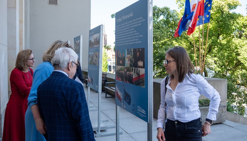Uroczystości 20-lecia wstąpienia Polski do Unii Europejskiej, przed Urzędem Wojew&oacute;dzkim