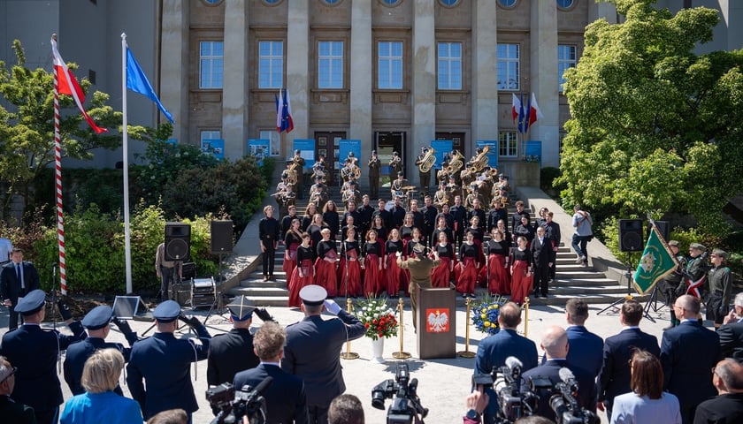 <p>Uroczystości 20-lecia wstąpienia Polski do Unii Europejskiej, przed Urzędem Wojew&oacute;dzkim</p>