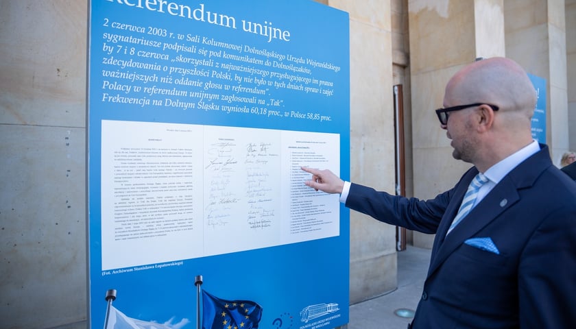 Uroczystości 20-lecia wstąpienia Polski do Unii Europejskiej, przed Urzędem Wojew&oacute;dzkim