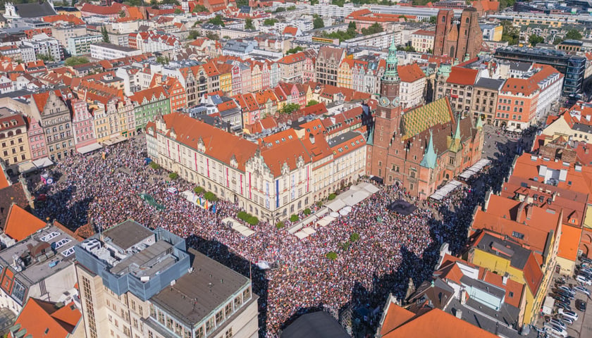 Gitarowy Rekord Świata 2024 na wrocławskim Rynku - tłum ludzi z gitarami 