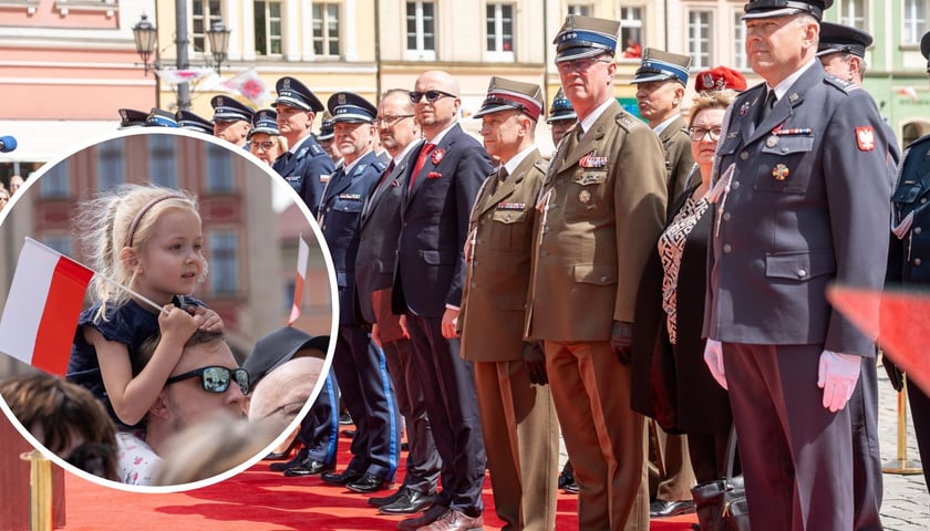 Kolaż dwóch zdjęć – na dużym trybuna honorowa podczas Dnia Flagi Rzeczypospolitej Polskiej, na małym – dziewczynka z biało-czerwoną chorągiewką siedząca na ramionach ojca